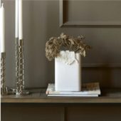Riviera Maison Potte vase med kongle emblem porselen hvit håndlaget RM Florentine Pine Cone Planter