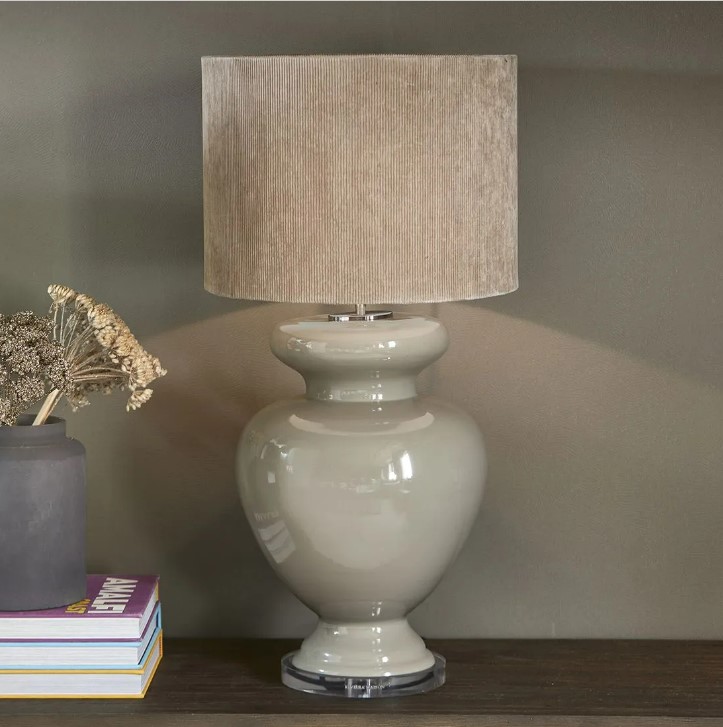 Riviera Maison Lampe fot håndstøpt glass beige med sort sokkel og ledning RM Vase Table Lamp flax