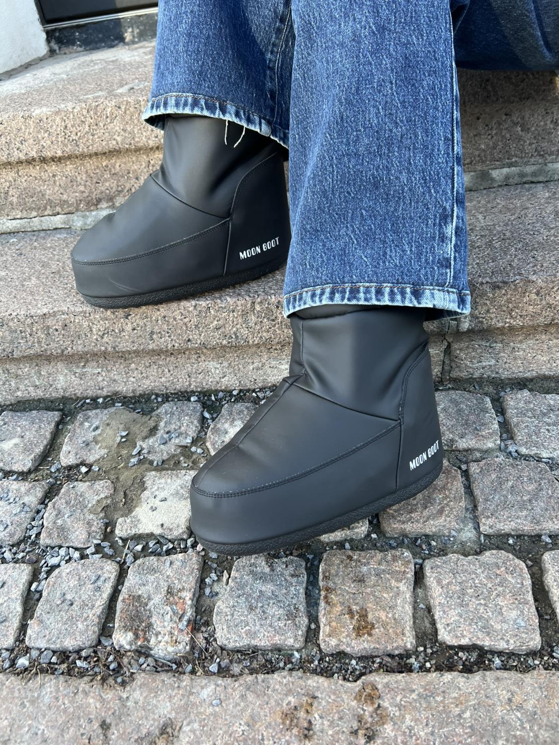 Moon boots icon rubber black