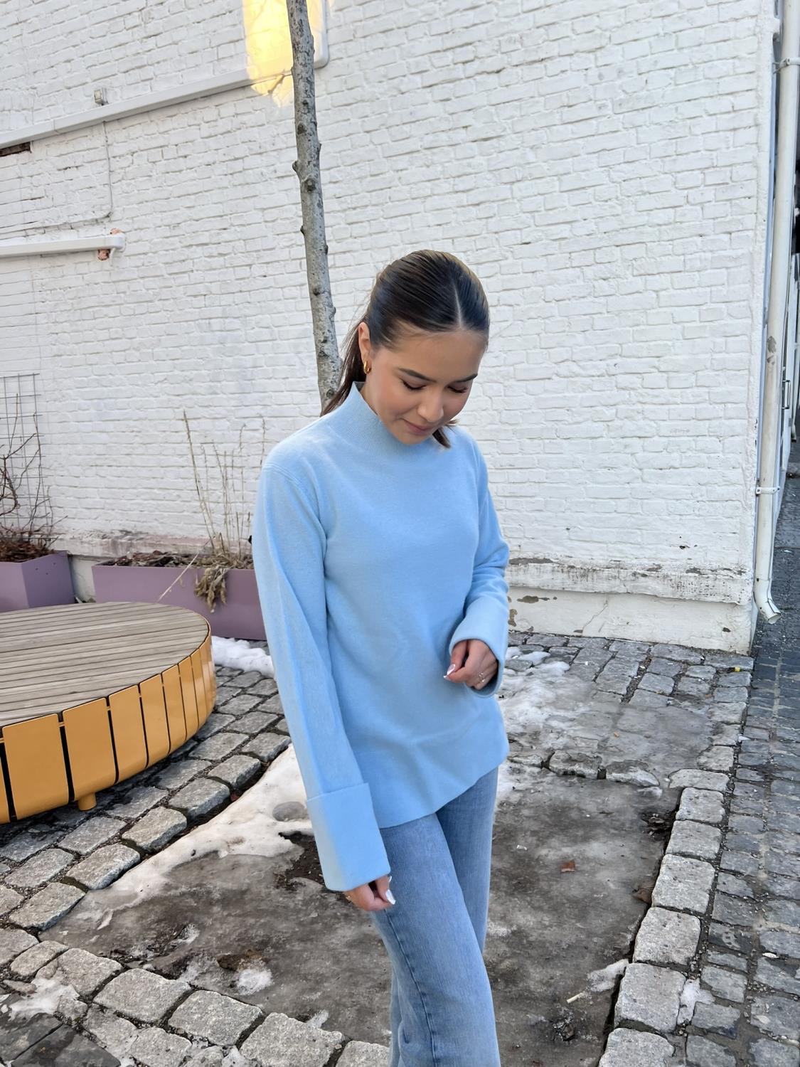 YasEmilie høyhalset genser lyseblå
