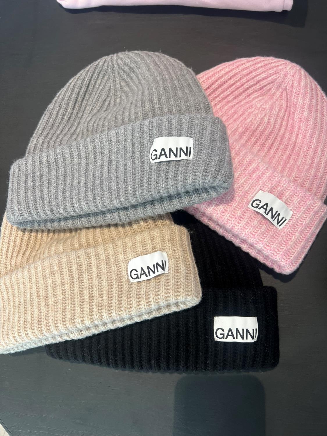 Ganni structured rib beanie sort, grå, rosa og beige