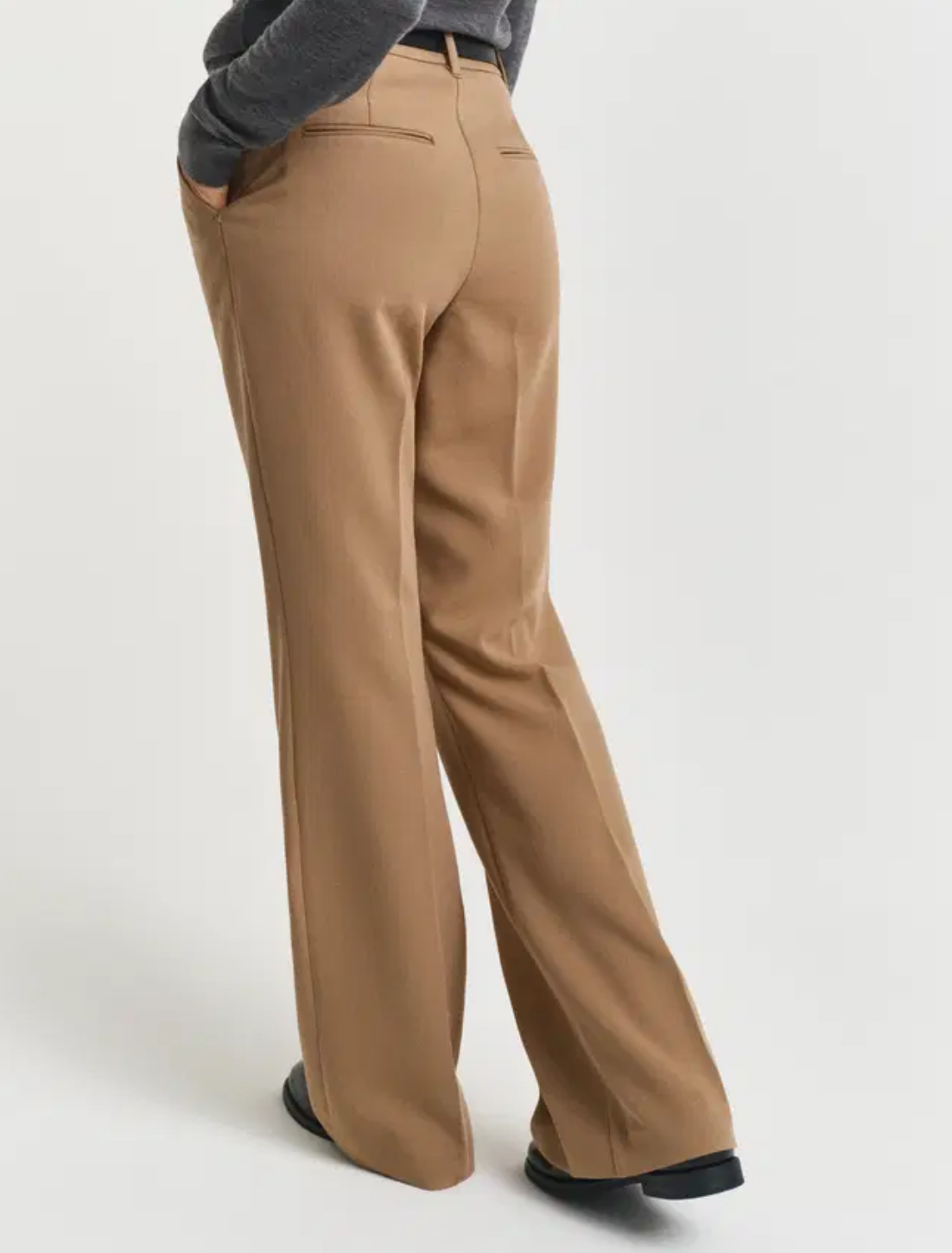 Gant Slim flare slack bukse camel og sort