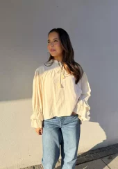 From Paris With Love Beige bluse m/ volanger på armene