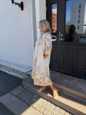 From Paris with love Noeline hvit kjole med broderi grønn og gul