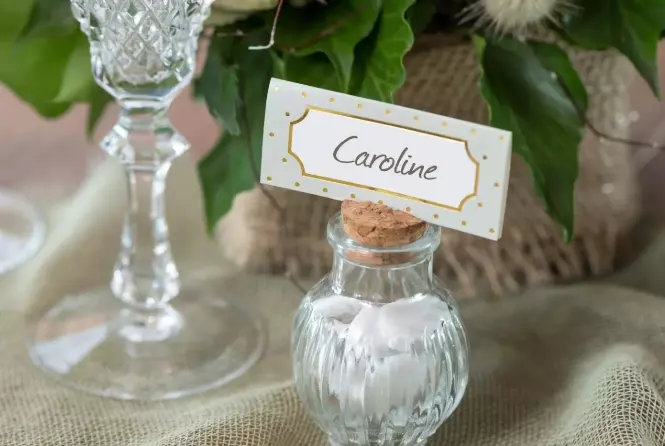 Bordkort olivengrønn med prikker 10 pk