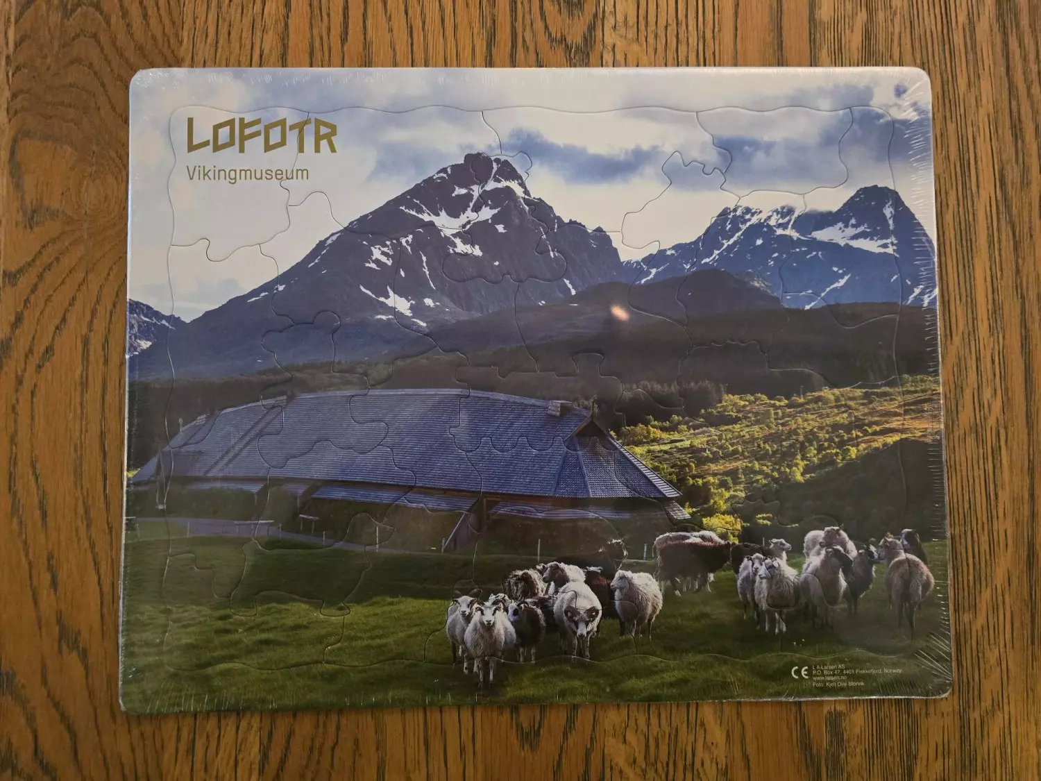 Puslespill Langhus med sauer foran.