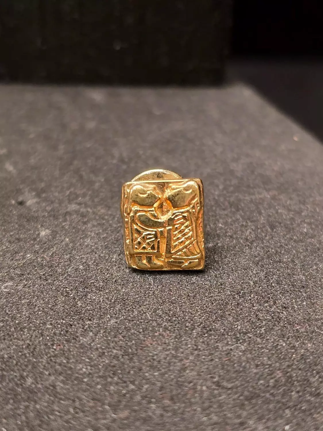 GULLGUBBE PIN/NÅL FORGYL