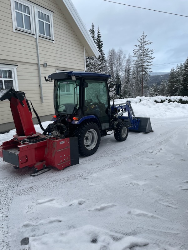 Farmtrack FT 26 HST traktor med hytte, laster og snøfres