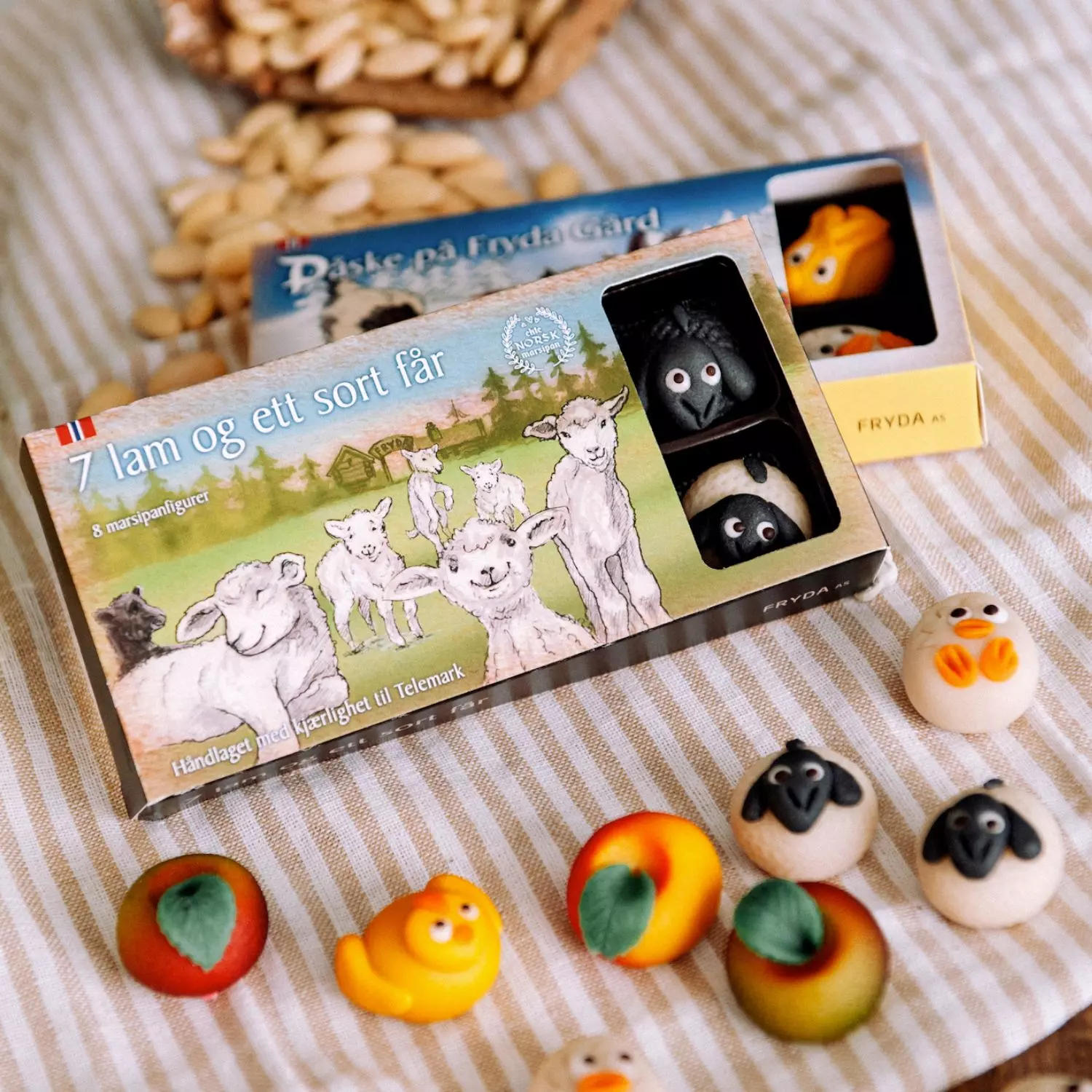 7 lam og et sort får 120g Fryda Marsipan