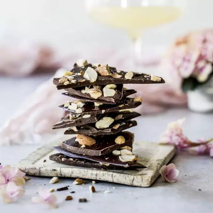 Mørk sjokolade med Saltbakte Mandler 100g Grini Hjemmebakeri