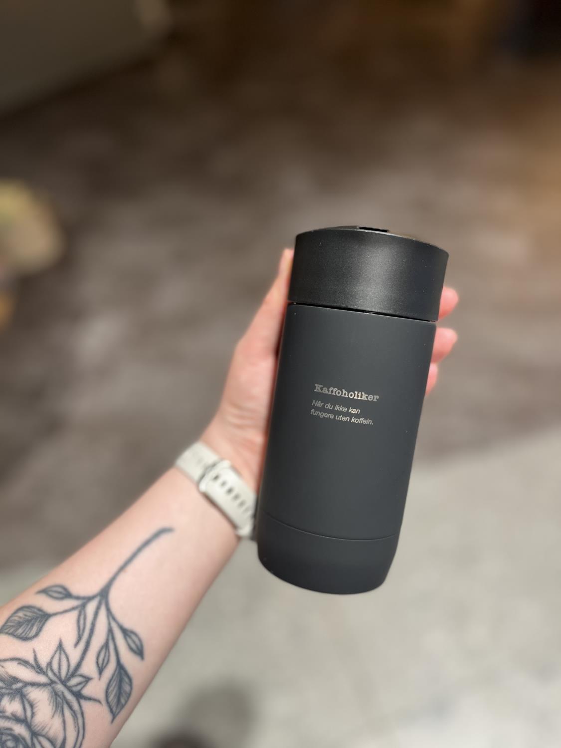 Termokopp “Kaffeholiker”, lekksikker svart