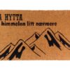 BCHOME Dørmatte - På Hytta Er Himmelen Litt Nærmere, 40x70cm