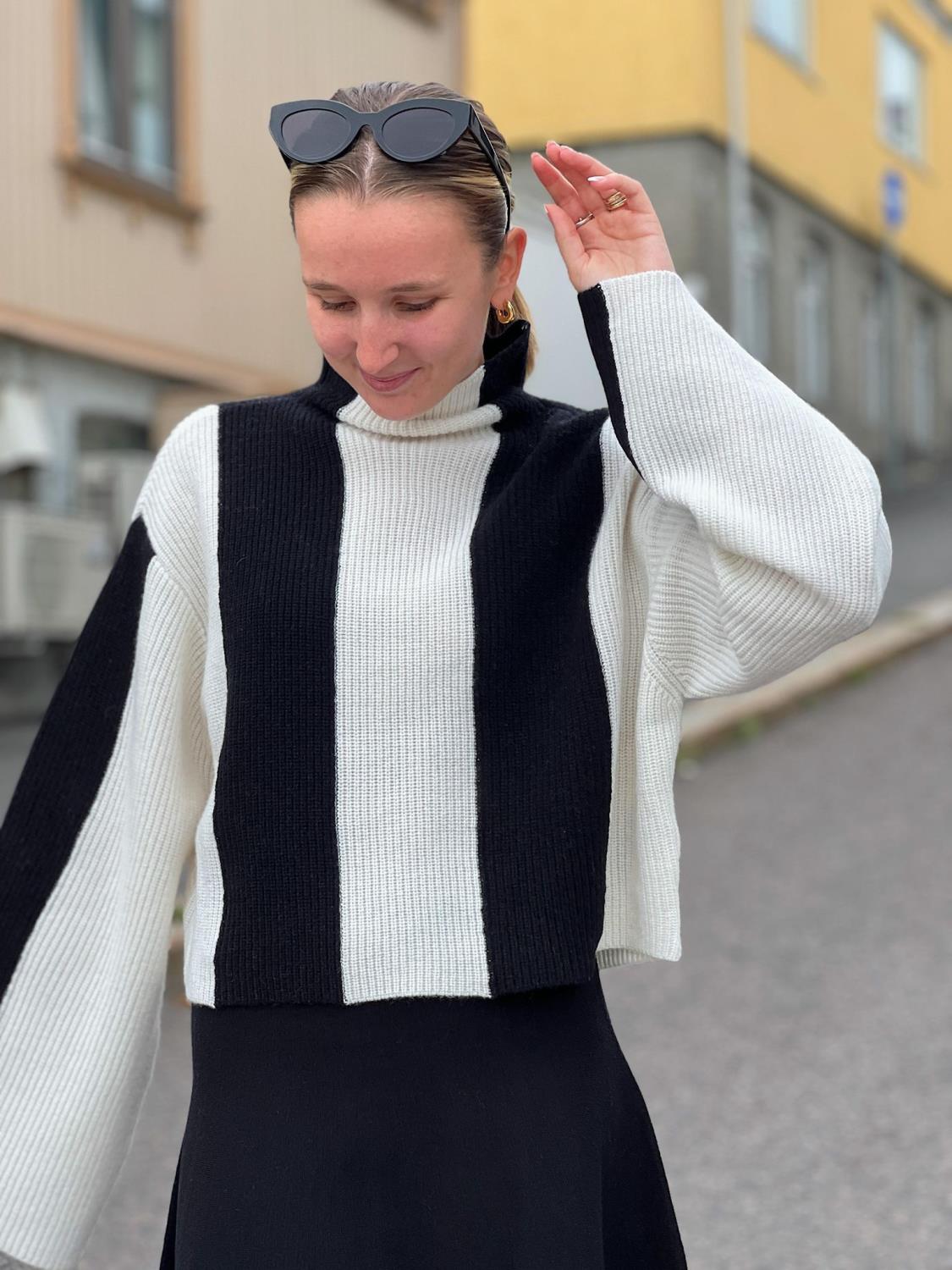 Gestuz Risane Short Wool pullover - Black/Off White