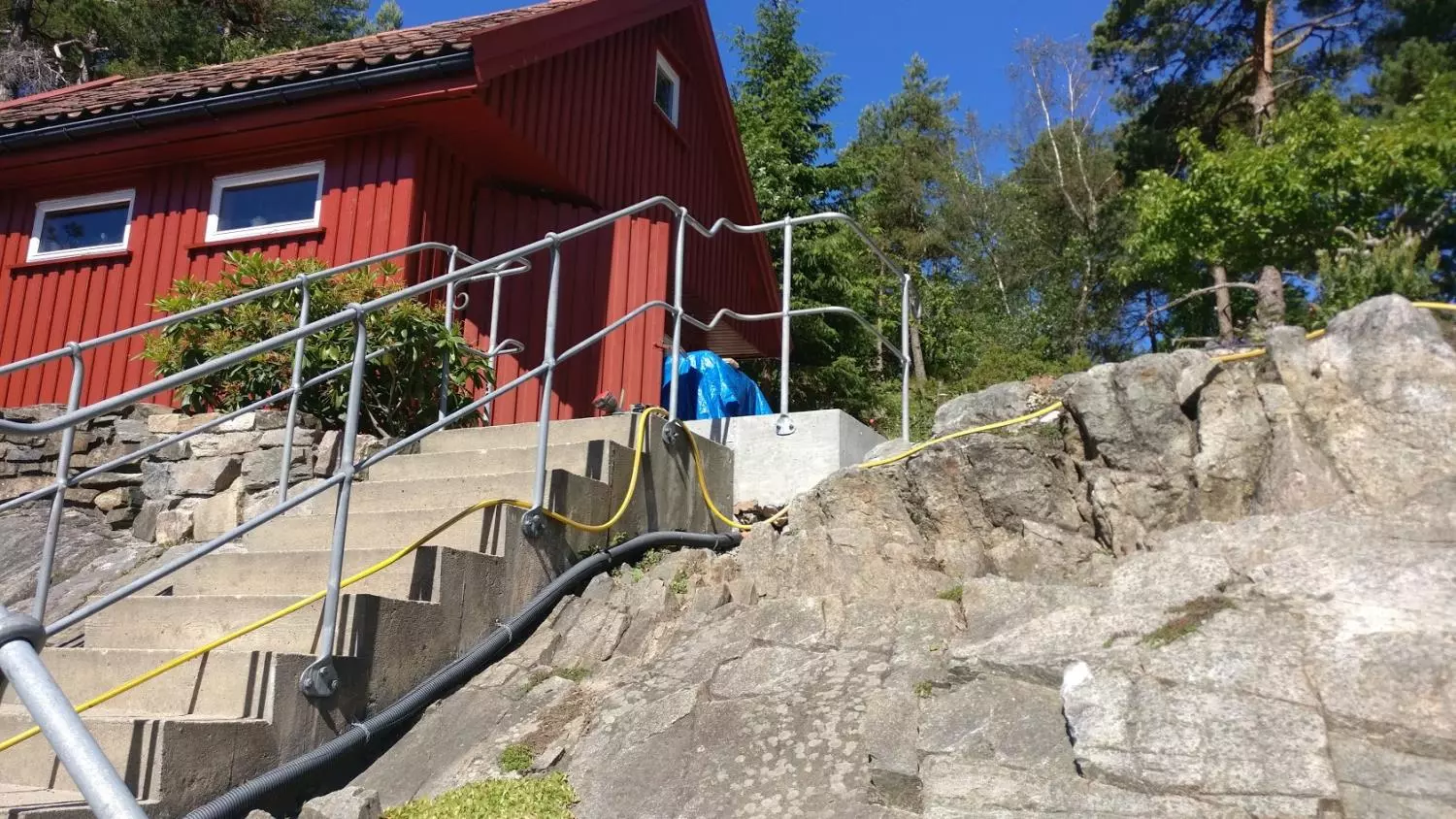 Sørlandsrekkverk, varmgalvanisert og vedlikeholdsfrie. Tilpasses individuelle behov.