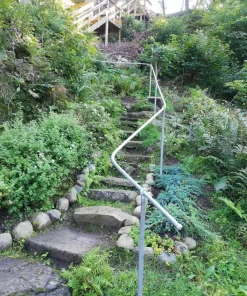 Rekkverk m/ 1 løp, fint og diskret i terreng. Vedlikeholdsfritt.