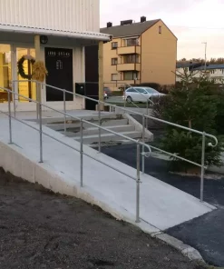 Rekkverk levert til inngangsparti ved butikk på Lund i Kr.sand
