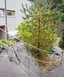 Rekkverk med 2 løp langs trapp og oppkjørsel. Varmgalvanisert og vedlikeholdsfritt.