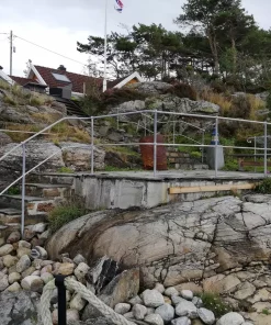 Rekkverk med 2 løp, varmgalvanisert. Vedlikeholdsfritt.