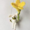 Hengende påskepynt Kanin på blomsterhuske, 18 cm