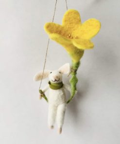Hengende påskepynt Kanin på blomsterhuske, 18 cm