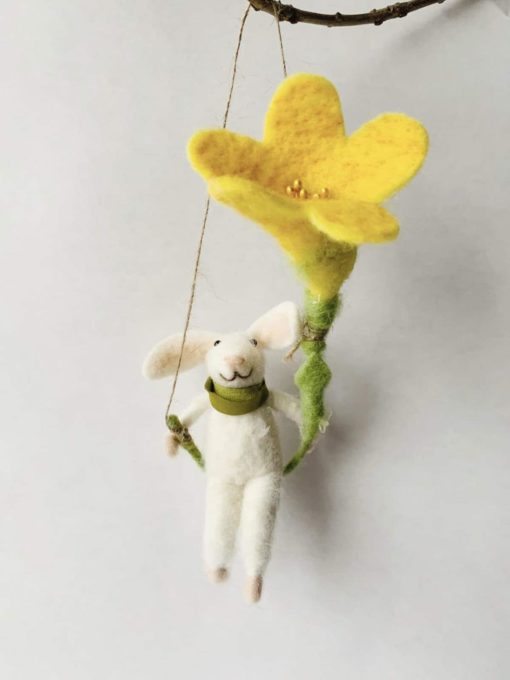 Hengende påskepynt Kanin på blomsterhuske, 18 cm
