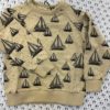 En Fant genser | beige med seilebåter