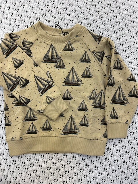 En Fant genser | beige med seilebåter
