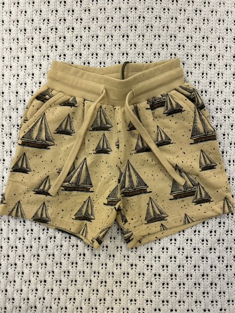 En Fant shorts | beige med seilebåter