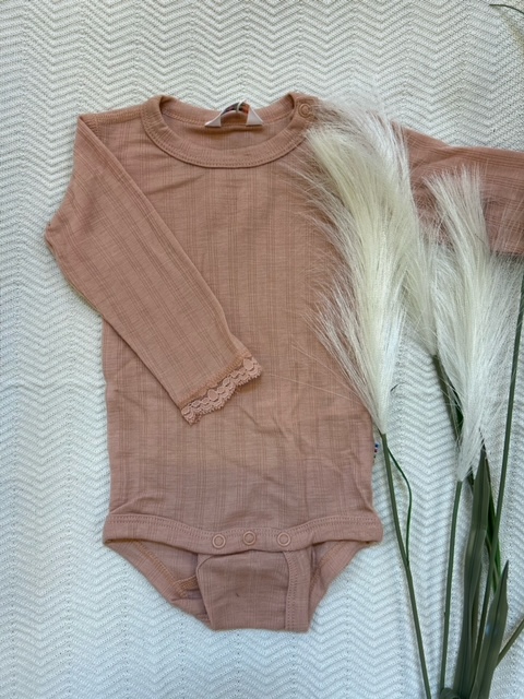 Joha body | ull/silke | rosa med blondekant