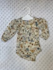 Joha body med puff | merinoull | offwhite med blomster
