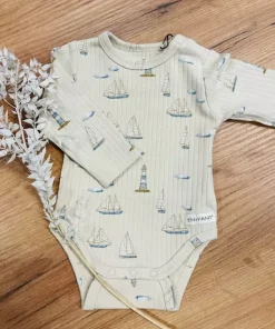 En Fant body | beige med seilbåt