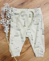 En Fant bukse | beige med seilbåt