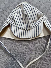 En Fant solhatt | beige med marine striper