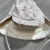 En Fant solhatt | beige med lilla blomster