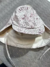 En Fant solhatt | beige med lilla blomster