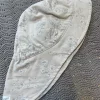 En Fant solhatt | beige med blomster