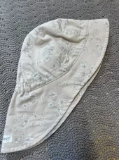 En Fant solhatt | beige med blomster
