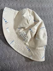 En Fant solhatt | beige med seilbåter