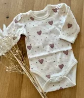 Hust and Claire body | ull/bambus | kremhvit med rosa hjerter