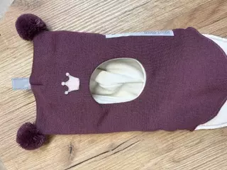 Kivat ull balaclava | mørk plomme med rosa krone