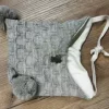 Kivat ull knytelue | beige boblestrikk med bamse