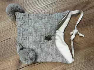 Kivat ull knytelue | beige boblestrikk med bamse
