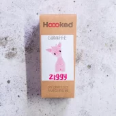 DIY Hooked hekle kit, Giraffen Ziggy fv blossom
