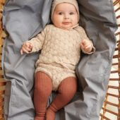 Enkeltoppskrift 2413-02 Lilja Cardigan, Diaper pants, Thights og Bonnet Baby