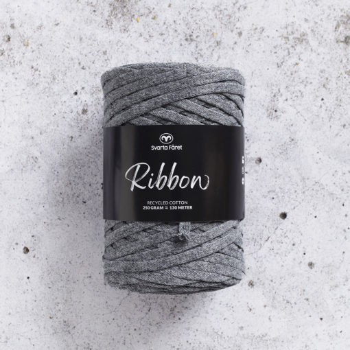 Garn Ribbon Svarta Fåret Ribbon 9008 Shifting grey - MAGISKE MASKER AS