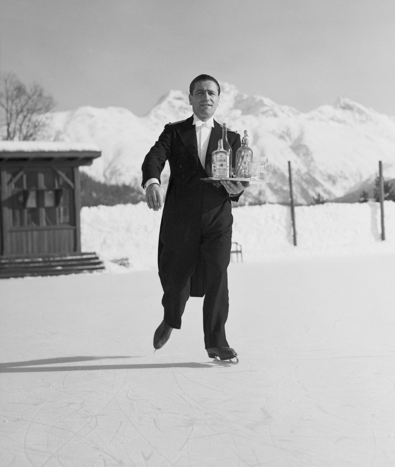 Getty. Skating Waiter 50x60cm ( Indre mål) By Horace Abrahams