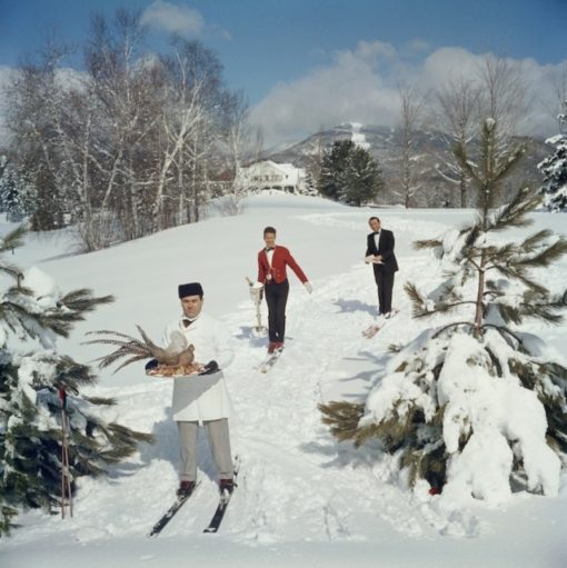 Getty. Skiing Waiter By Slim Aarons Greywashed Frame 89x89cm ( indre mål 70x70cm)