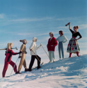 Getty. Skiing Party By Chaloner Woods Greywashed Frame 89x89cm ( indre mål 70x70cm)