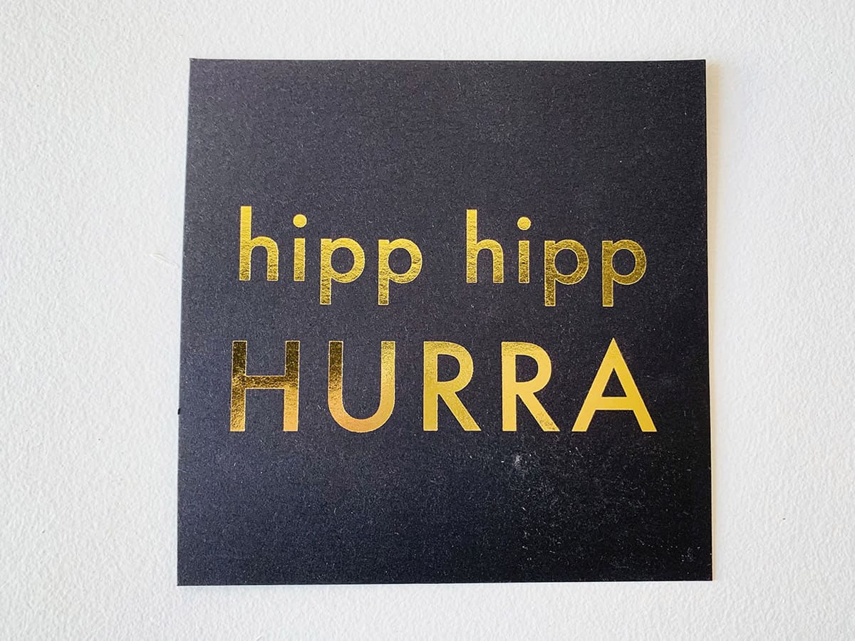 KORT m/ KONVOLUTT HIPP HIPP HURRA