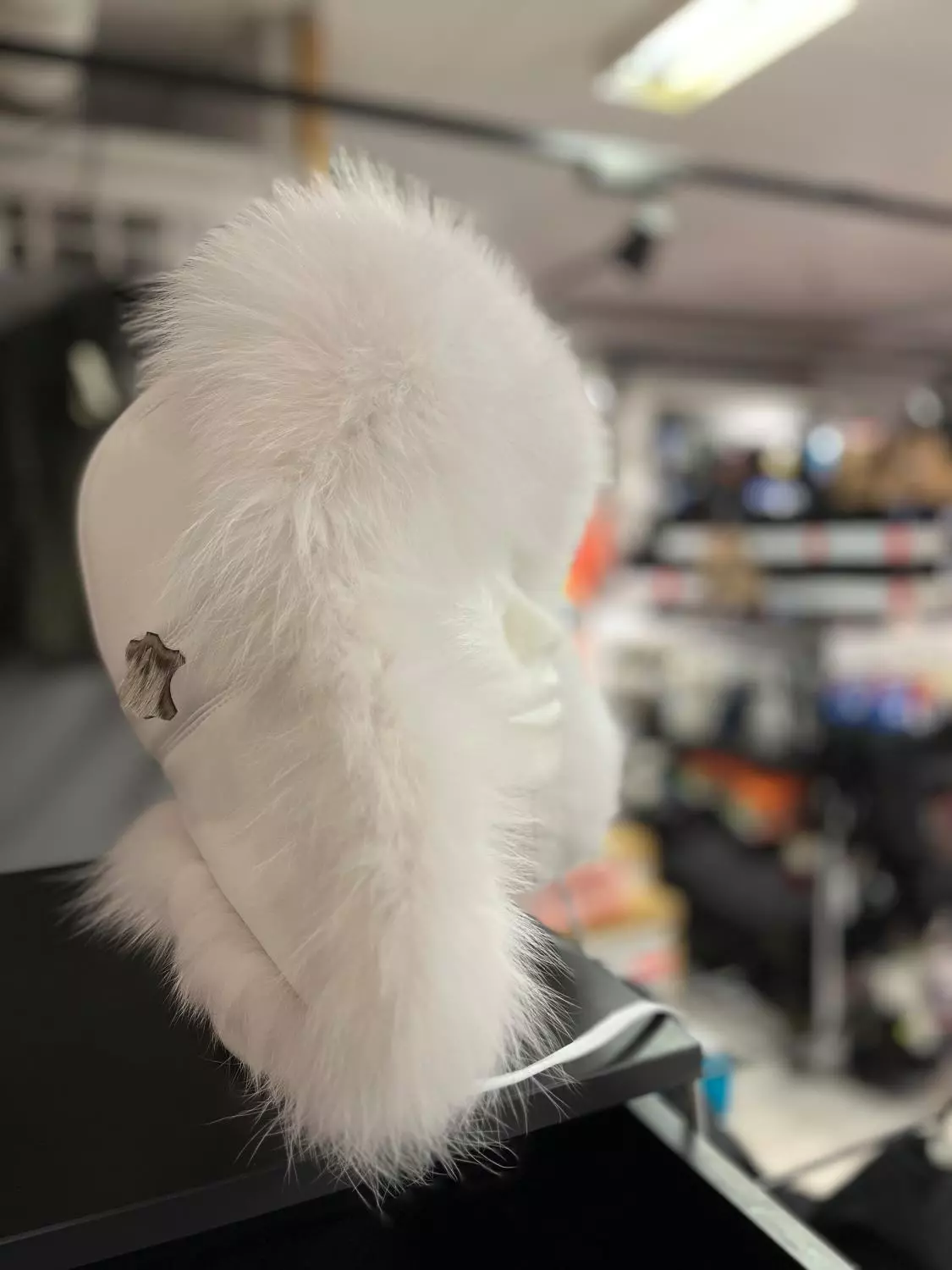 Skinnlue med hvit lammenappa og hvit revepels